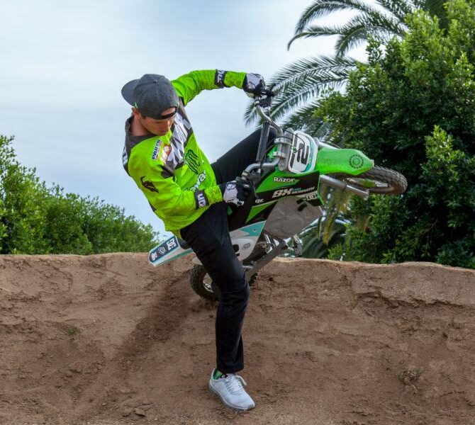 Razor - Dirt Rocket SX500 McGrath - Green | Capacity 175lb | Recommended ages 14+