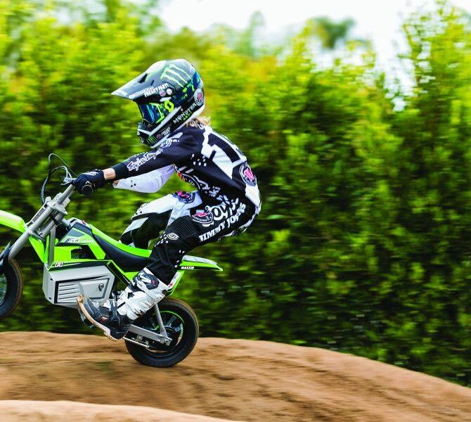 Razor - Dirt Rocket SX500 McGrath - Green | Capacity 175lb | Recommended ages 14+